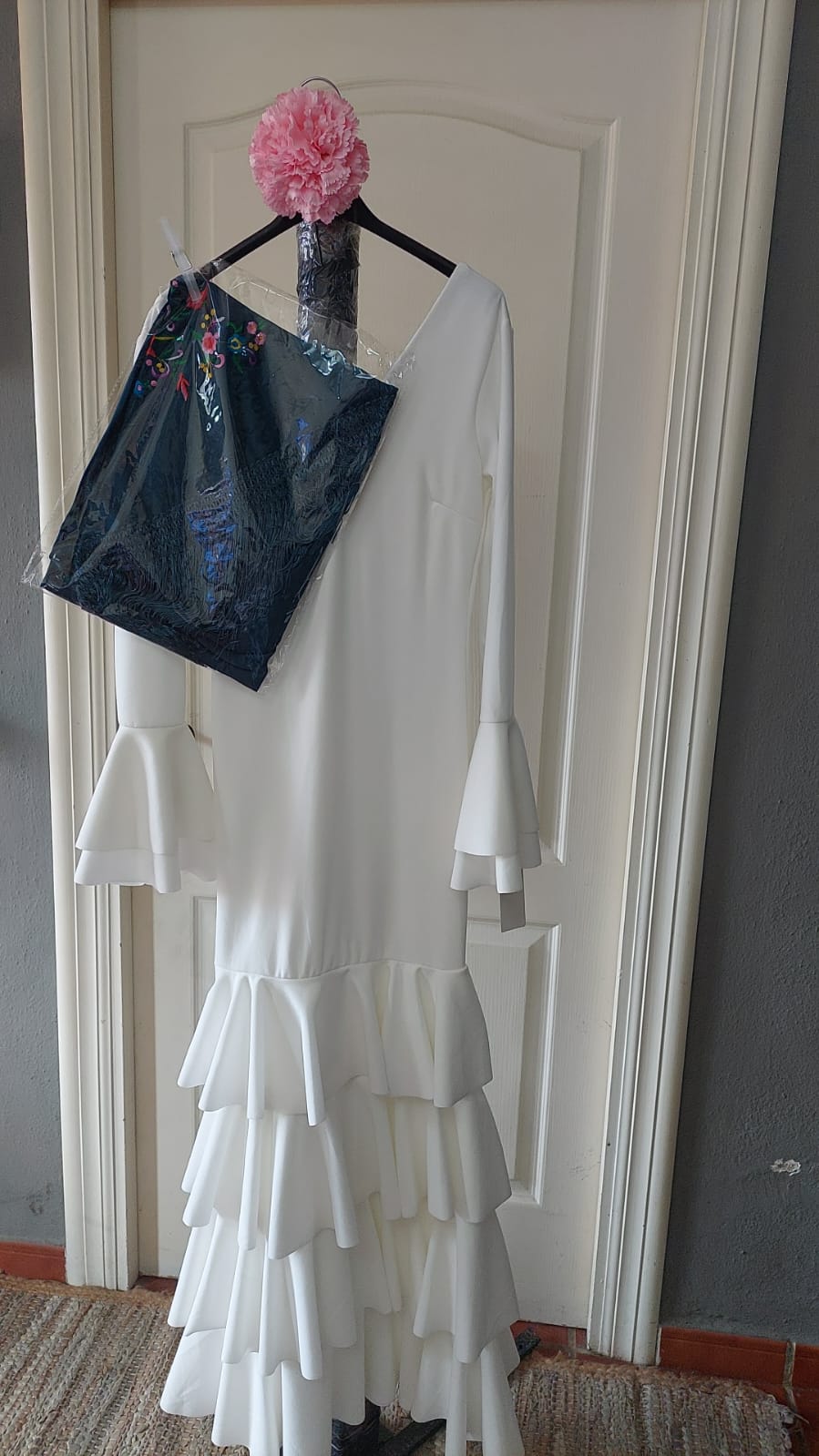 Traje de flamenca blanco elástico + mantoncillo y flor de regalo