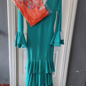 Traje de flamenca verde agua + mantoncillo y flor de regalo