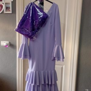Traje de flamenca malva + mantoncillo y flor de regalo