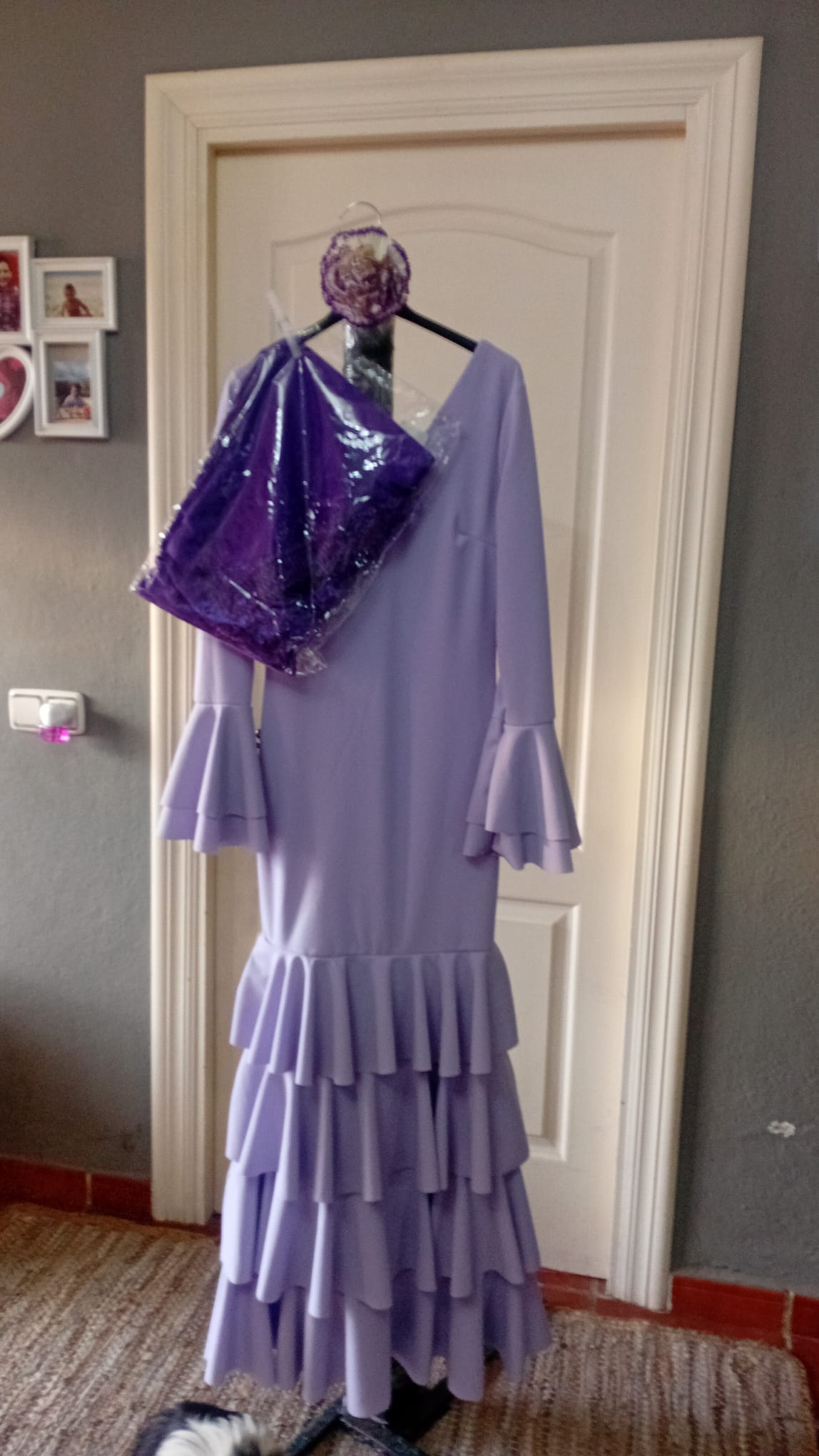 Traje de flamenca malva + mantoncillo y flor de regalo